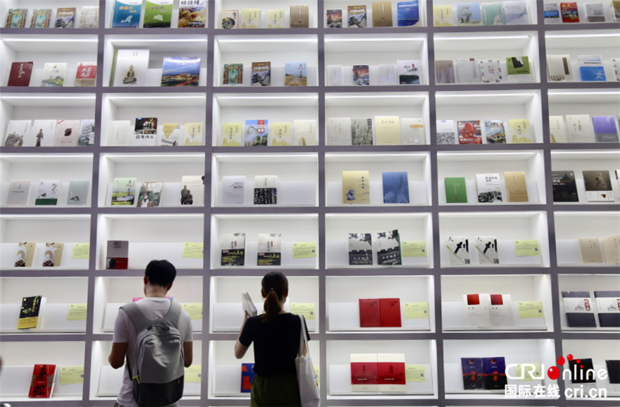 第二十九届书博会精彩启幕 众多书迷开启阅读模式