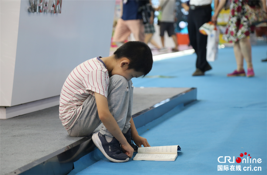 第二十九届书博会精彩启幕 众多书迷开启阅读模式