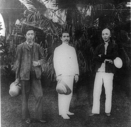 1906年，孙中山在晚晴园与新加坡同盟会正、副会长陈楚楠（右）、张永福（左）合影