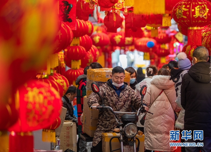 虎年将至 成都街头年味渐浓