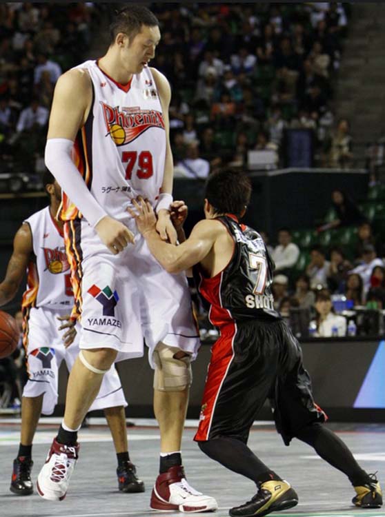 巨人的竞技:姚明成就无人及 穆铁柱单场80分 巨人的竞技:姚明成就无人及 穆铁柱单场80分