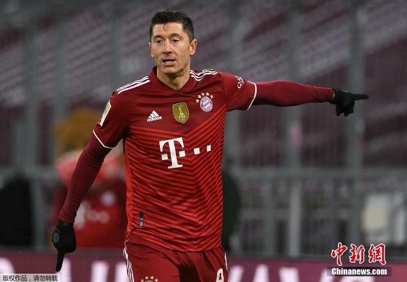 Robert Lewandowski rike da lambar yabon hukumar FIFA na  dan wasan mafi kwarewa na shekarar 2021_fororder_0119-3
