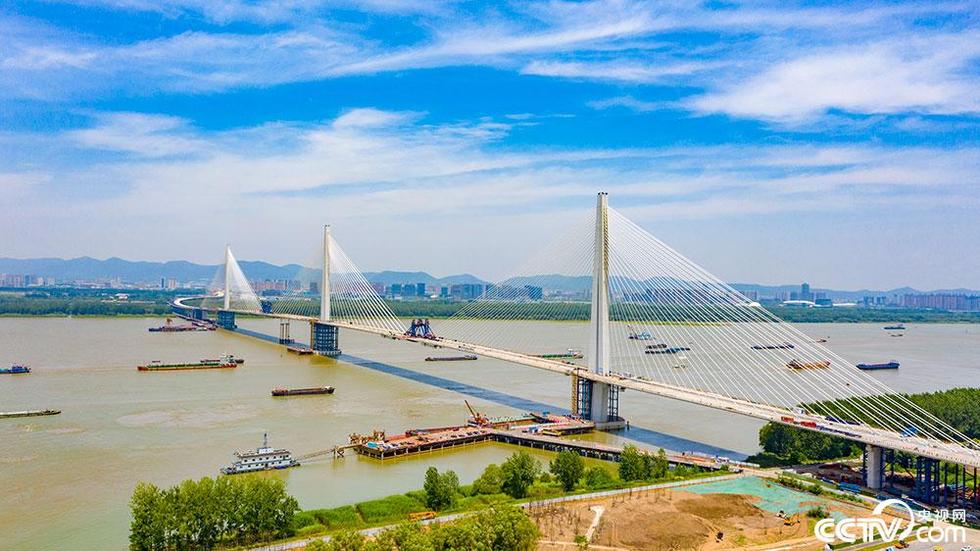 6月7日，南京长江第五大桥主桥最后合龙段吊装。