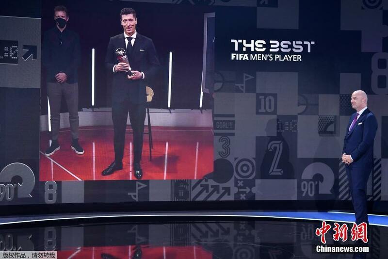 Robert Lewandowski rike da lambar yabon hukumar FIFA na  dan wasan mafi kwarewa na shekarar 2021_fororder_0119-1