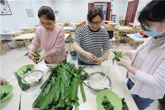 （有修改）（B 金融列表 三吳大地淮安 移動版）濃情端午 郵儲銀行淮安市分行組織包粽子比賽