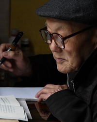 那張“報功書”，他“藏”了63年——95歲戰鬥英雄張富清的故事_fororder_W020190922309606824145