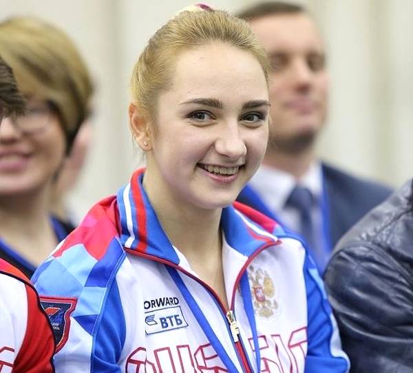 步程菲后尘？又一体操女神发福身材走样