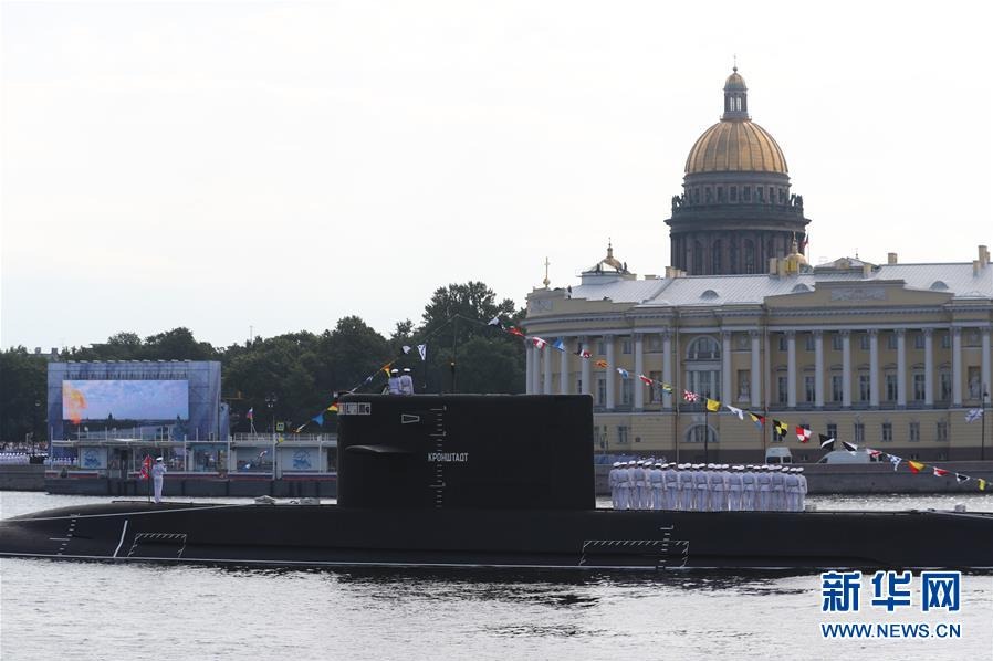 7月28日，俄罗斯“喀琅施塔得”号潜艇在圣彼得堡涅瓦河中接受检阅。新华社记者 鲁金博 摄