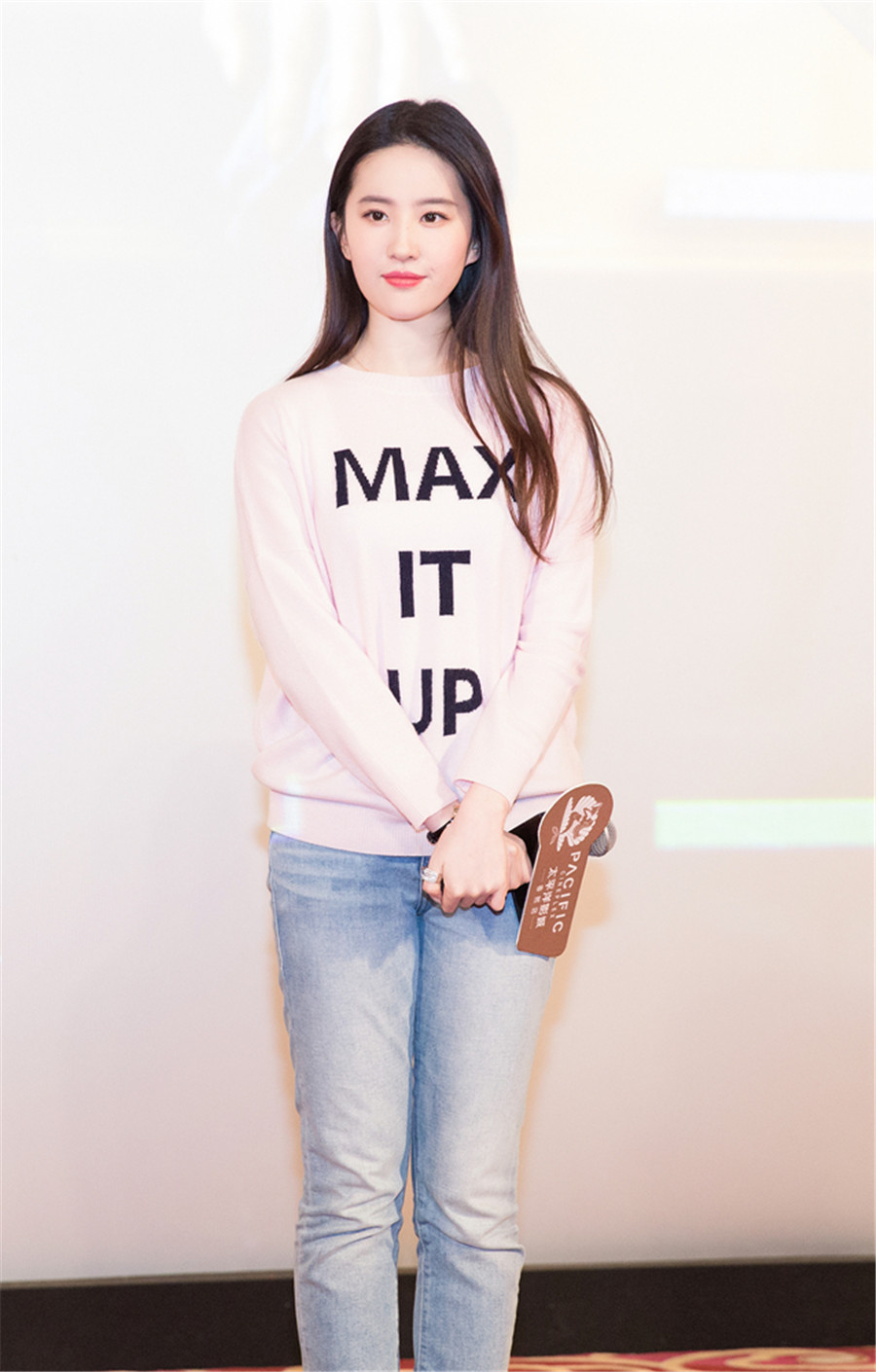 圖片默認標題_fororder_劉亦菲聆聽影迷提問 神情專注