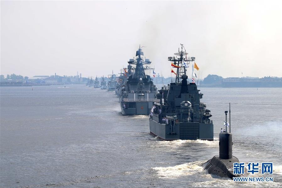 7月28日，参加海上阅兵的舰艇编队驶向俄罗斯圣彼得堡喀琅施塔得检阅场地。新华社发（林健 摄）