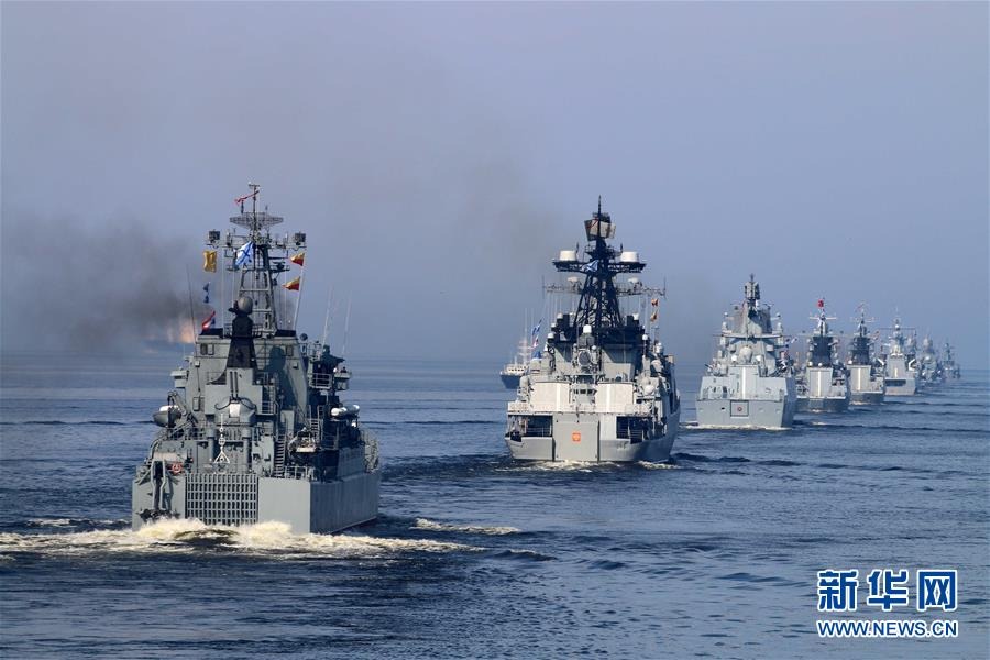 7月28日，参加海上阅兵的舰艇编队在俄罗斯圣彼得堡喀琅施塔得接受检阅。新华社发（林健 摄）