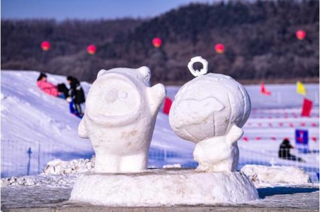 冰墩墩雪容融雕塑图片