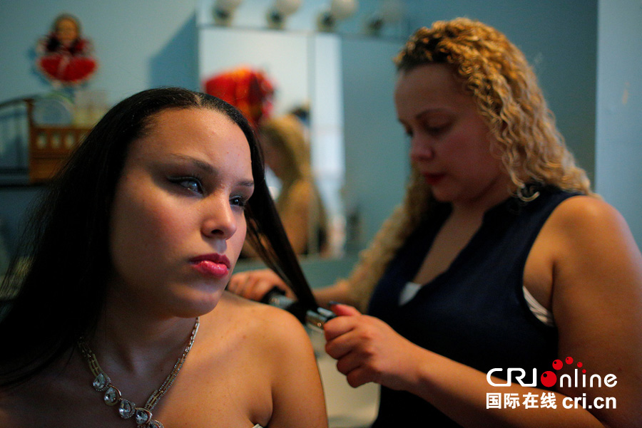 图片故事美国盲人少女的毕业舞会梦