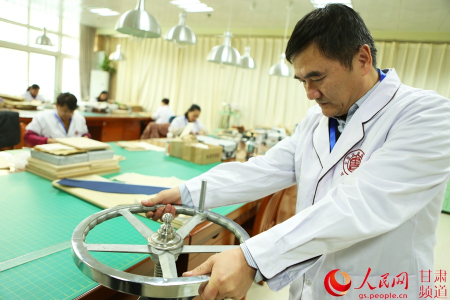 古籍修复师：让文化记忆复活的“书医生”