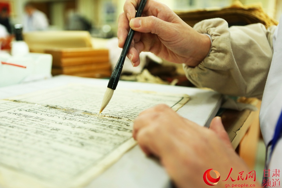 古籍修复师：让文化记忆复活的“书医生”