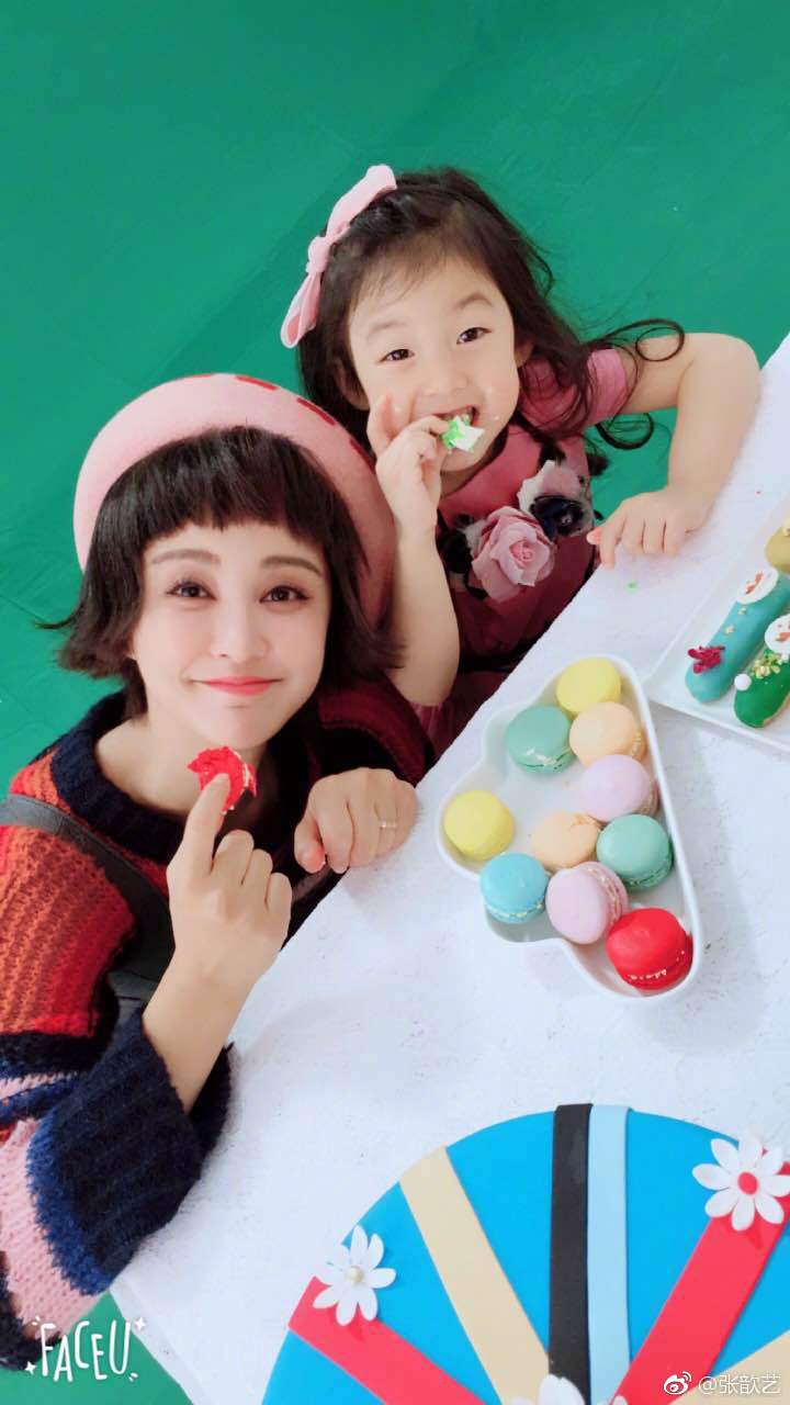 张歆艺与小泡芙鬼马合影大小泡芙合体拍mv