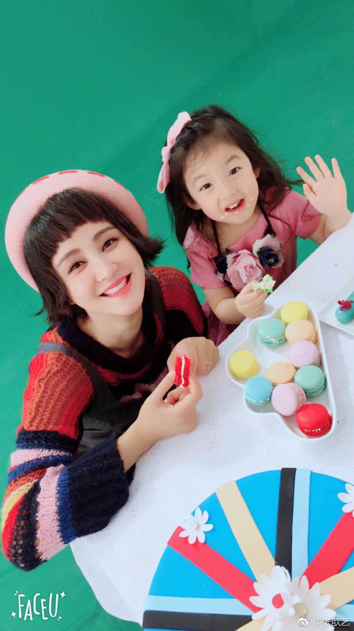 张歆艺与小泡芙鬼马合影 大小泡芙合体拍mv