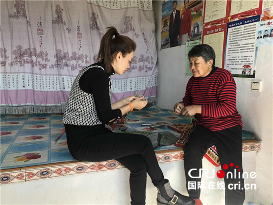 ​Тосгонд ажилласан хөтлөгч хүүхэн