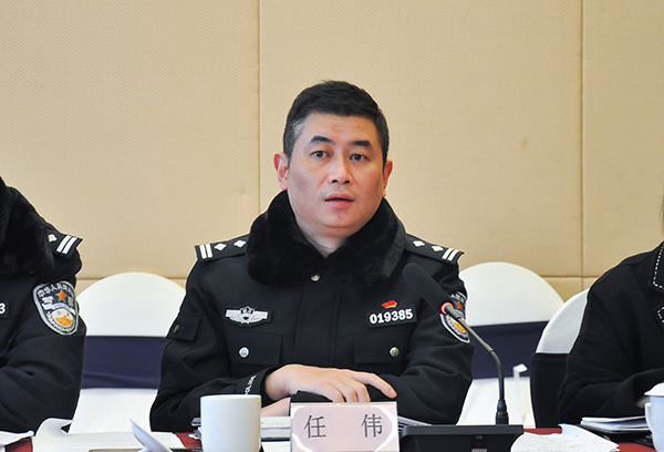 自贡市举行机动车尾号常态化限行听证会 民意调查获较高支持率_fororder_4自贡市公安局副局长任伟讲话（摄影-冯常英）