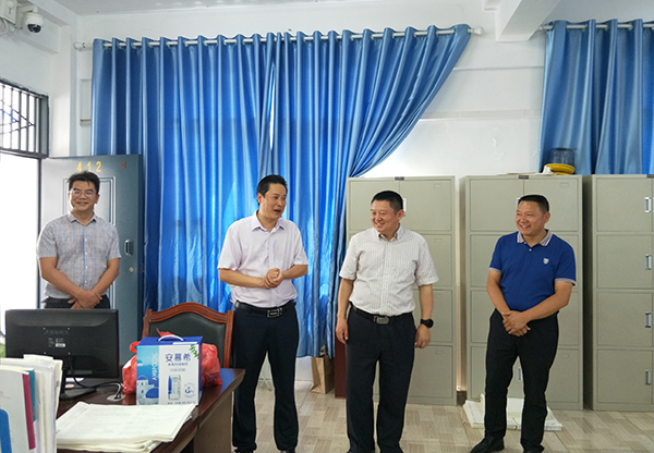 宜宾:筠连县委书记,县长刘朝平率队慰问勉励高三备考师生