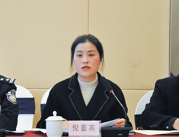 自贡市举行机动车尾号常态化限行听证会 民意调查获较高支持率_fororder_3自贡市生态环境局副局长倪蓝英讲话（摄影-冯常英）