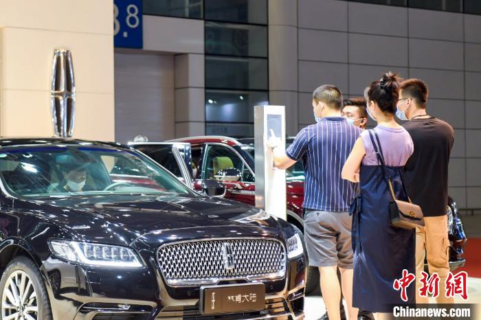 汽车频道【6月30日】【中首列表】福州国际车展人气旺 赏车试车者络绎不绝