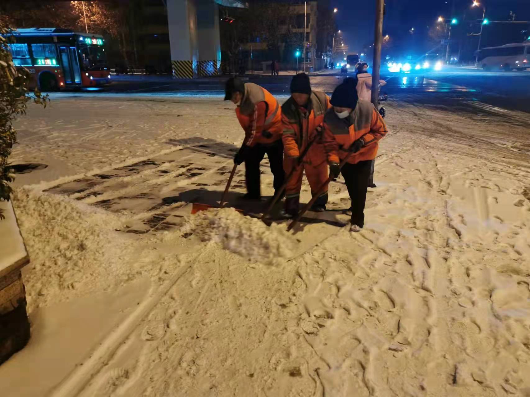 （原创）以雪为令 随雪而动 石家庄市新华区卫生队全力清雪 保障道路畅通_fororder_7