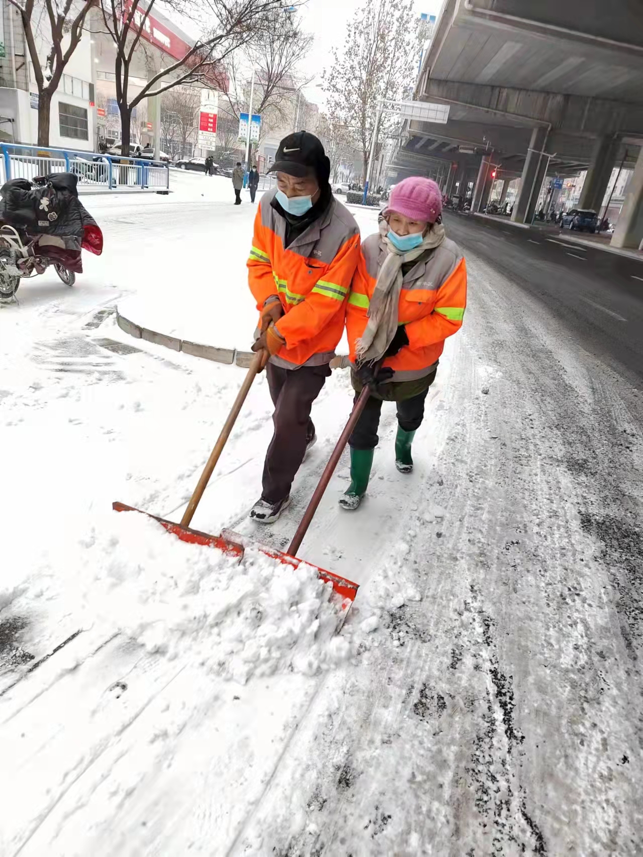 （原创）以雪为令 随雪而动 石家庄市新华区卫生队全力清雪 保障道路畅通_fororder_1