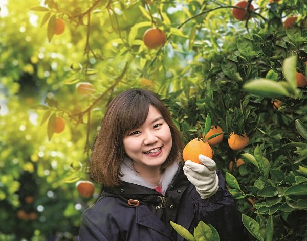 Sinawa mata da suka karo ilmi a ketare sun dawo gida don aiki da zummar taimakawa rayuwar mazauna karkara_fororder_Peng Yang1