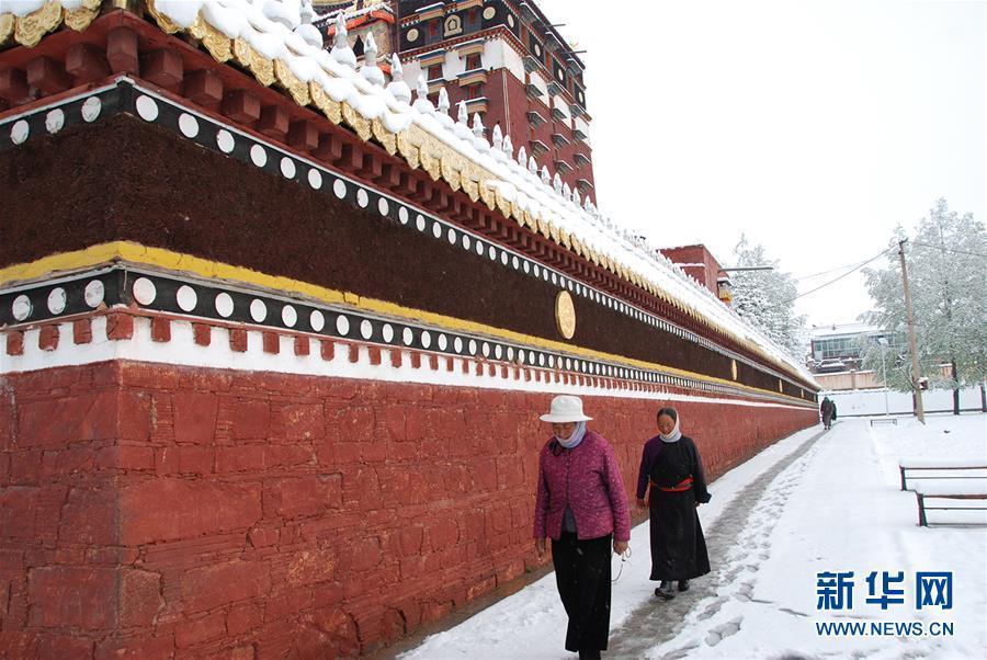 甘南藏區夏日降雪 市區變“冰雪世界”