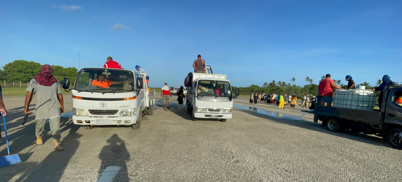 汤加利富卡岛居民清理机场跑道保障救援飞机安全降落