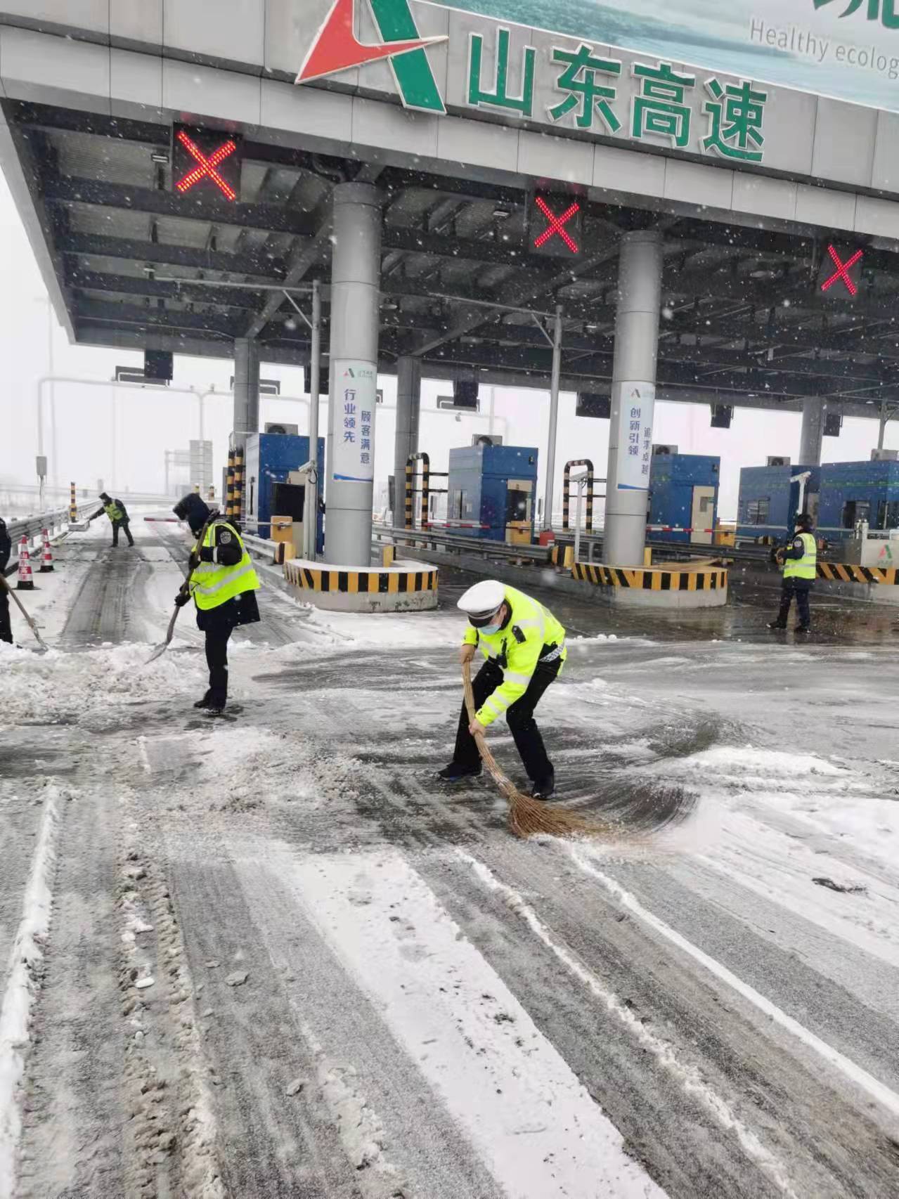 組圖｜以“雪”為令 山東交警全員上路保道路通暢