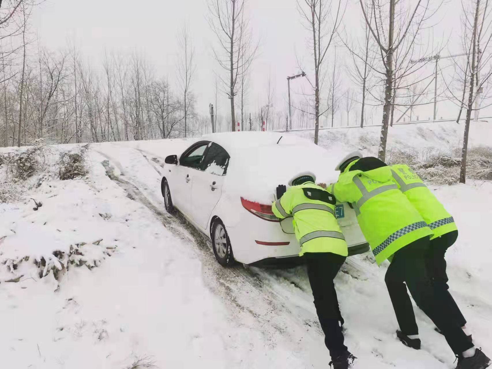 組圖｜以“雪”為令 山東交警全員上路保道路通暢