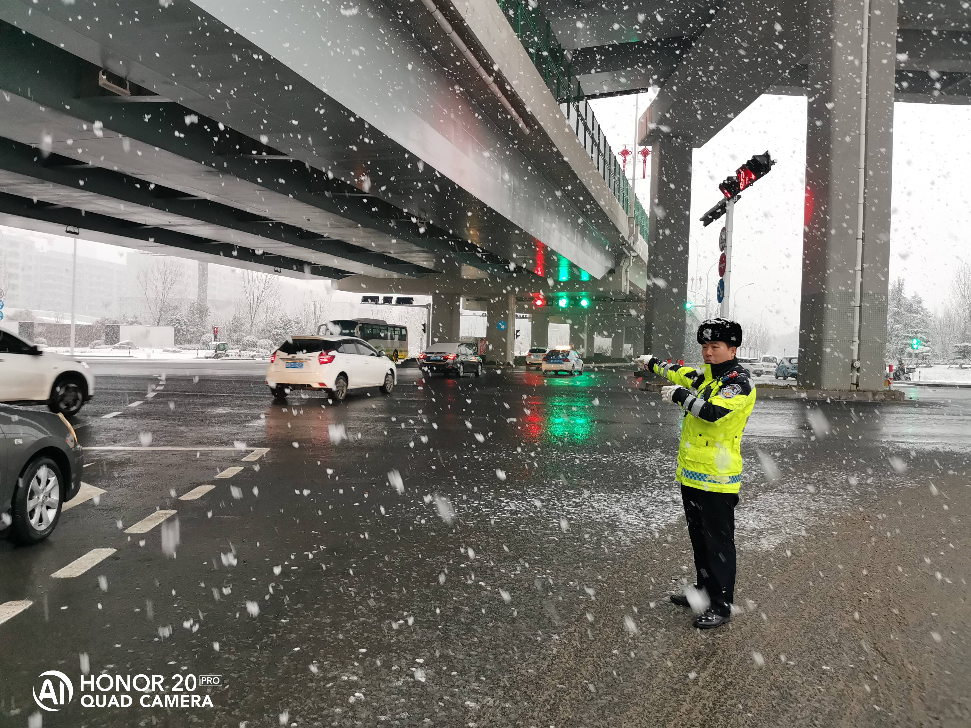 組圖｜以“雪”為令 山東交警全員上路保道路通暢