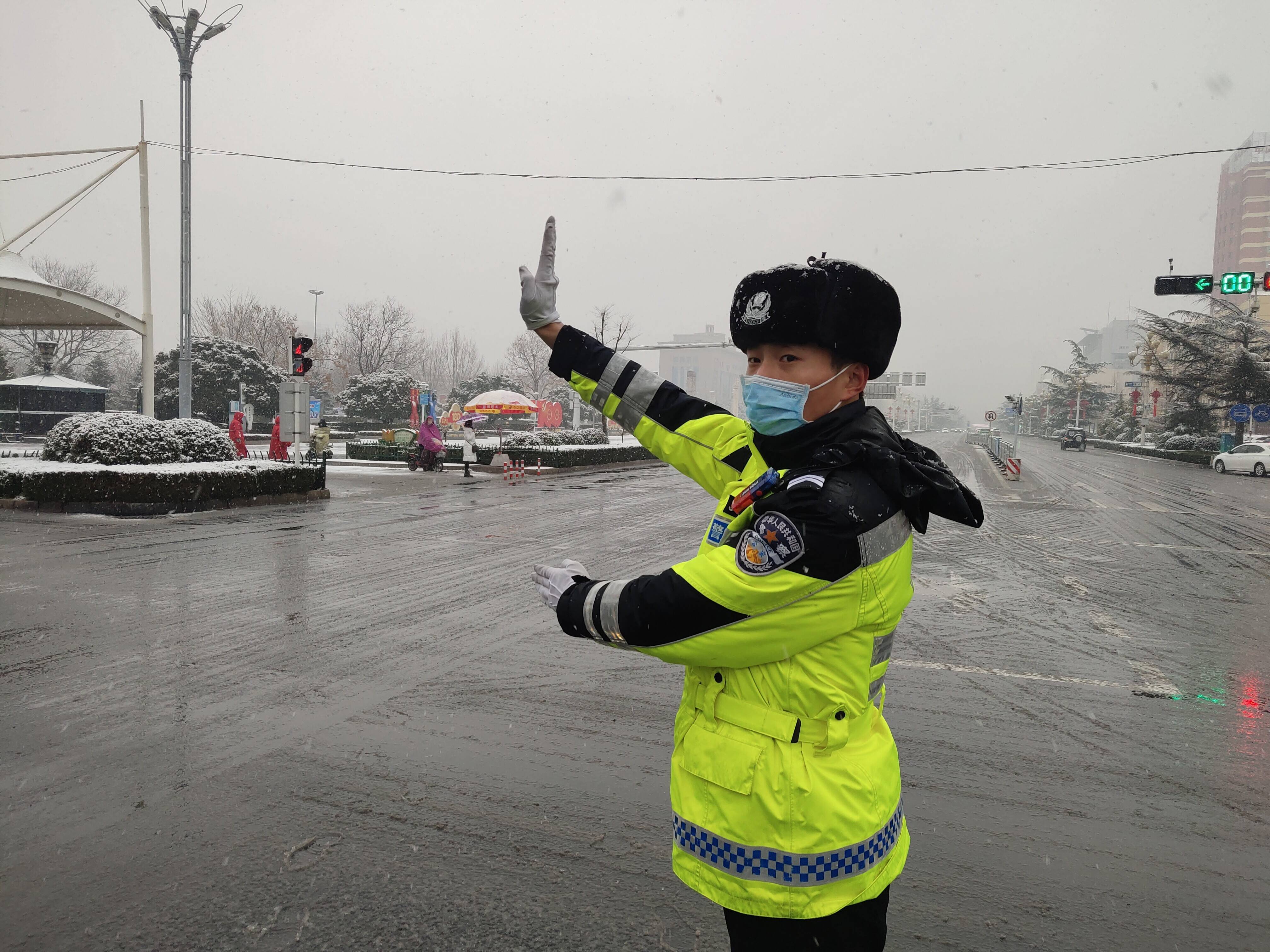 組圖｜以“雪”為令 山東交警全員上路保道路通暢