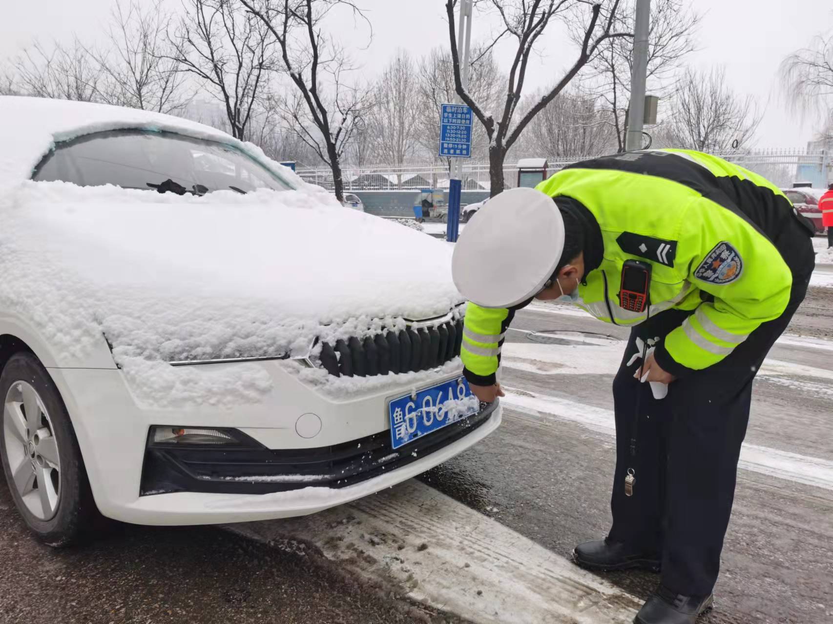 組圖｜以“雪”為令 山東交警全員上路保道路通暢