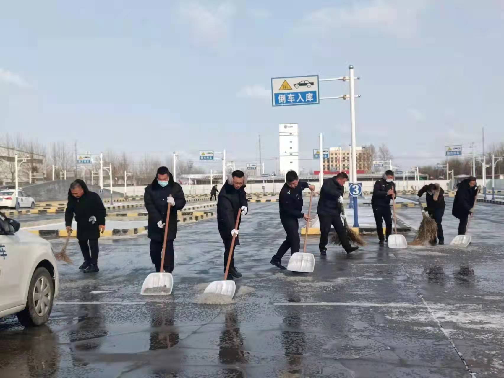 組圖｜以“雪”為令 山東交警全員上路保道路通暢