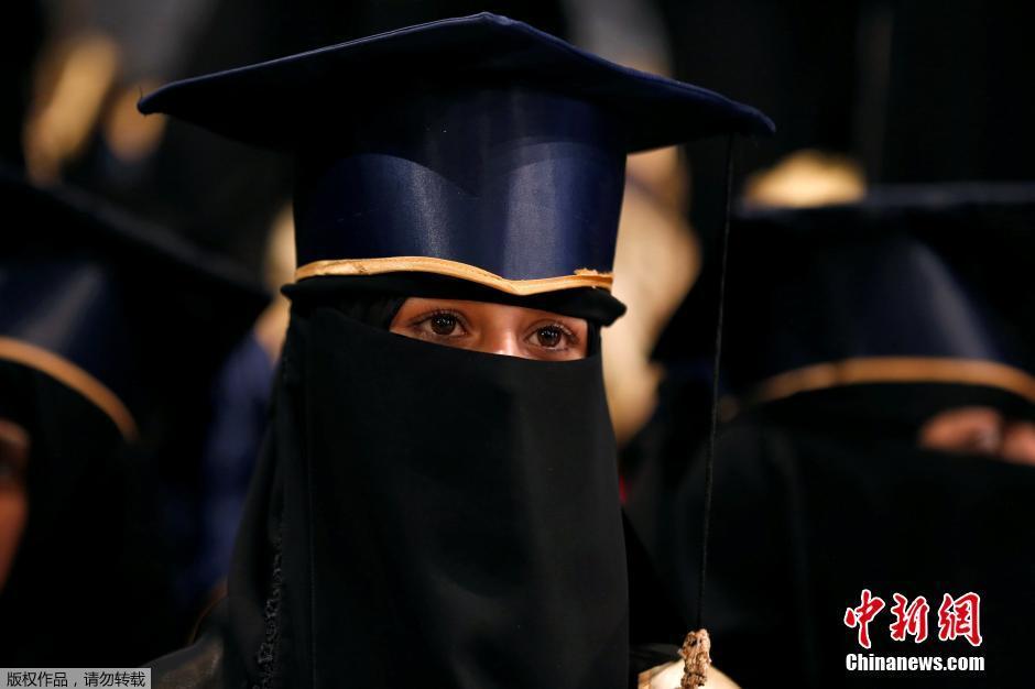 也门高中女生蒙面参加毕业典礼