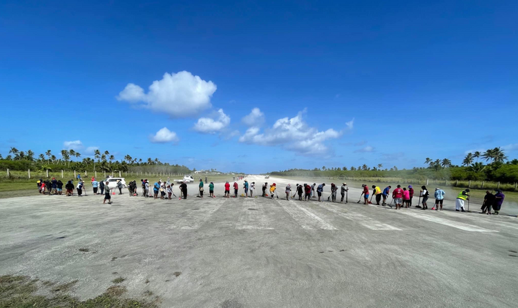 汤加利富卡岛居民清理机场跑道保障救援飞机安全降落