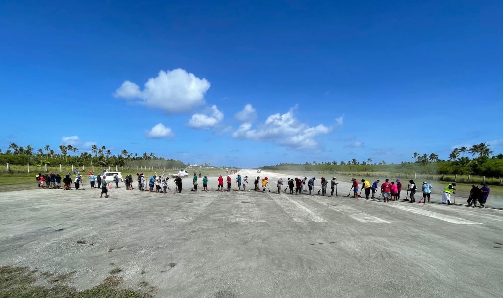 汤加利富卡岛居民清理机场跑道保障救援飞机安全降落