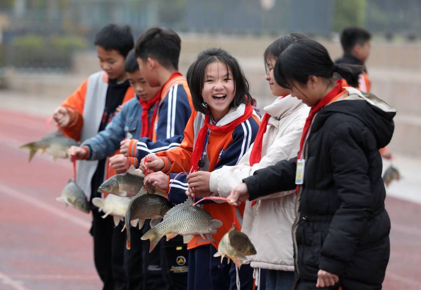 拎着活鱼回家！广西三江这所小学的奖励让人羡慕了