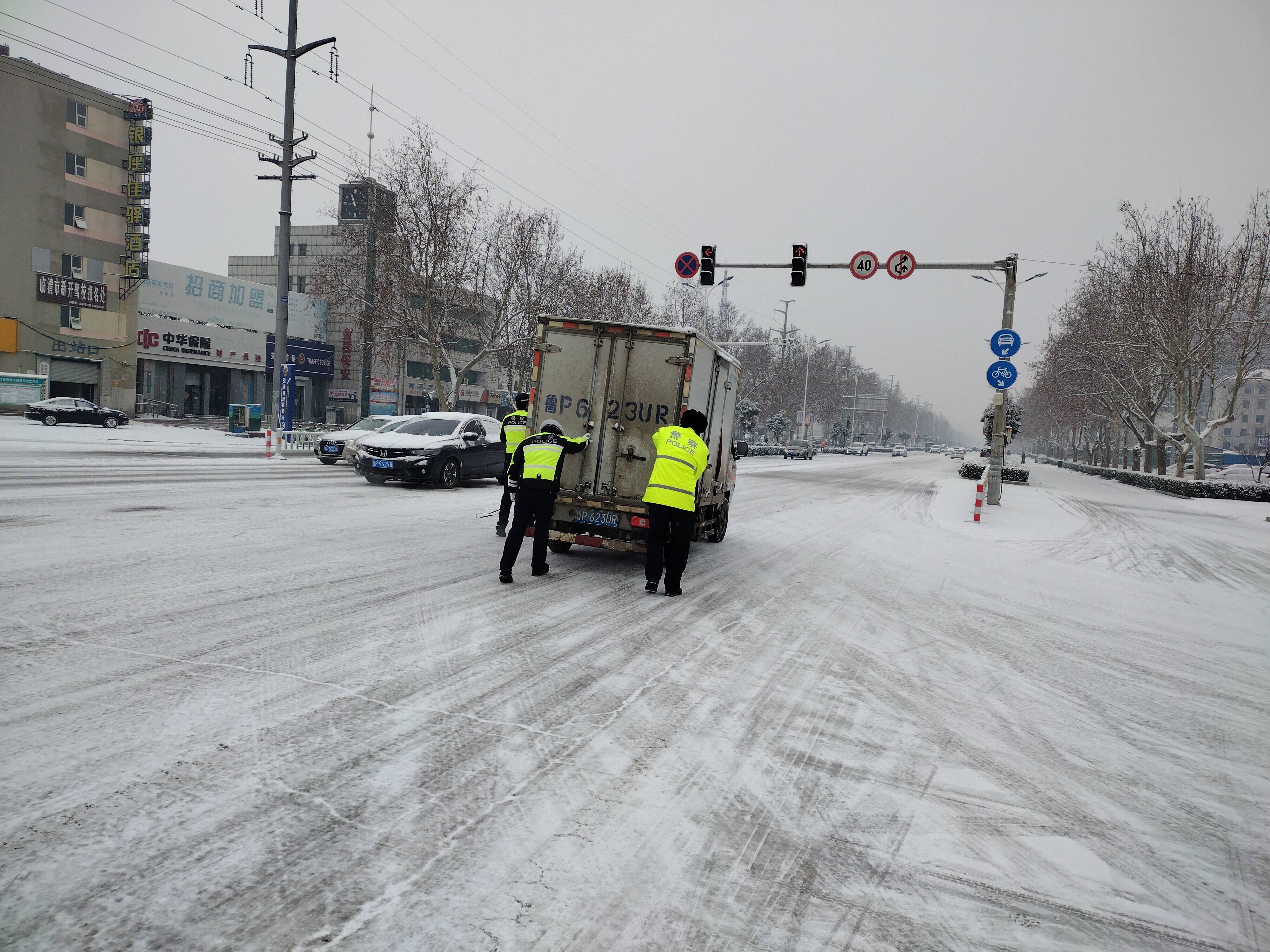 組圖｜以“雪”為令 山東交警全員上路保道路通暢