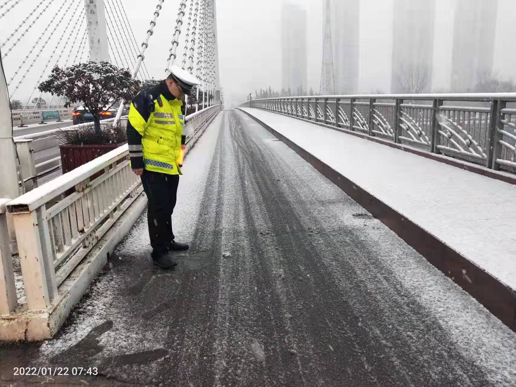 組圖｜以“雪”為令 山東交警全員上路保道路通暢