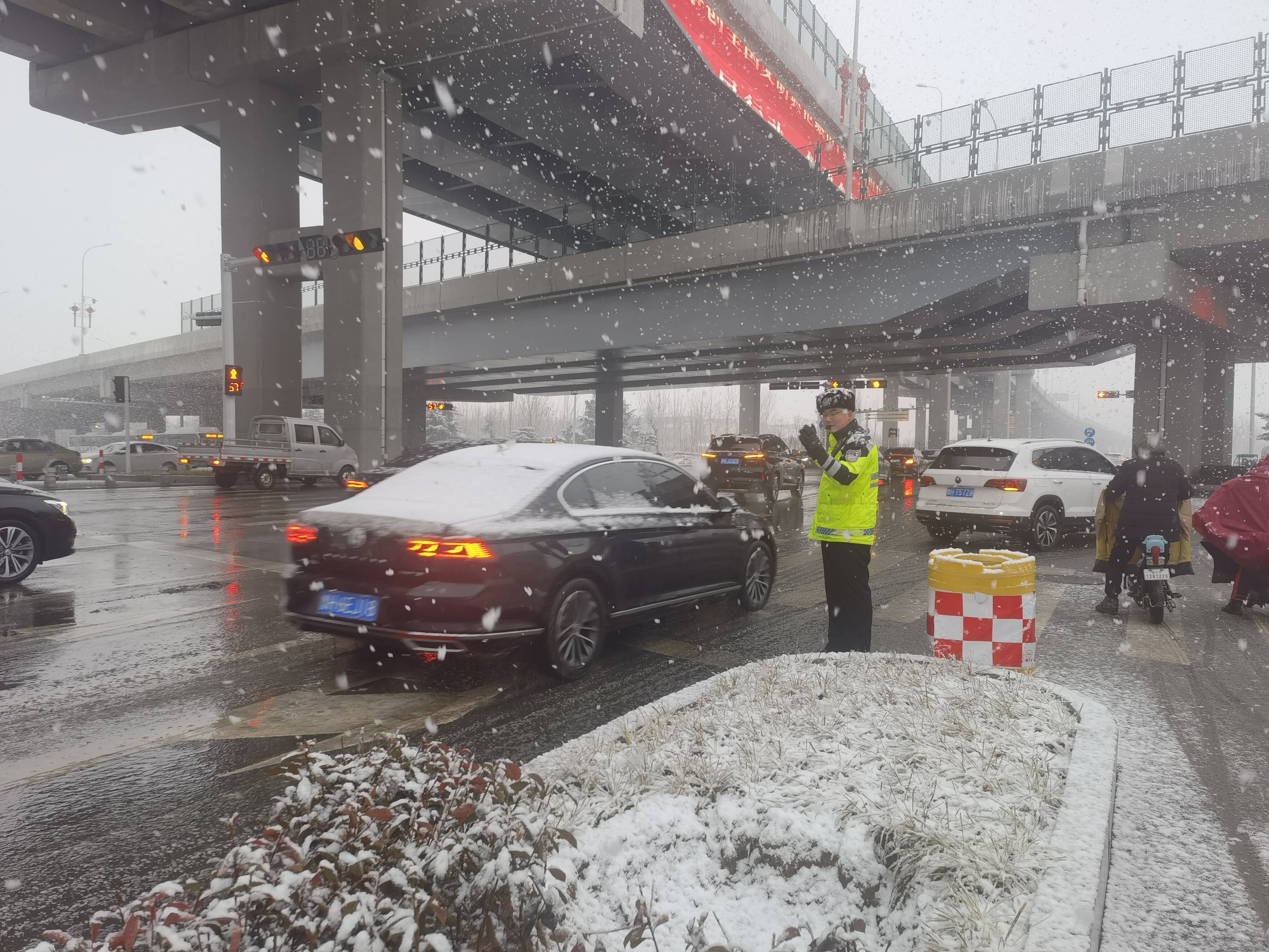 組圖｜以“雪”為令 山東交警全員上路保道路通暢