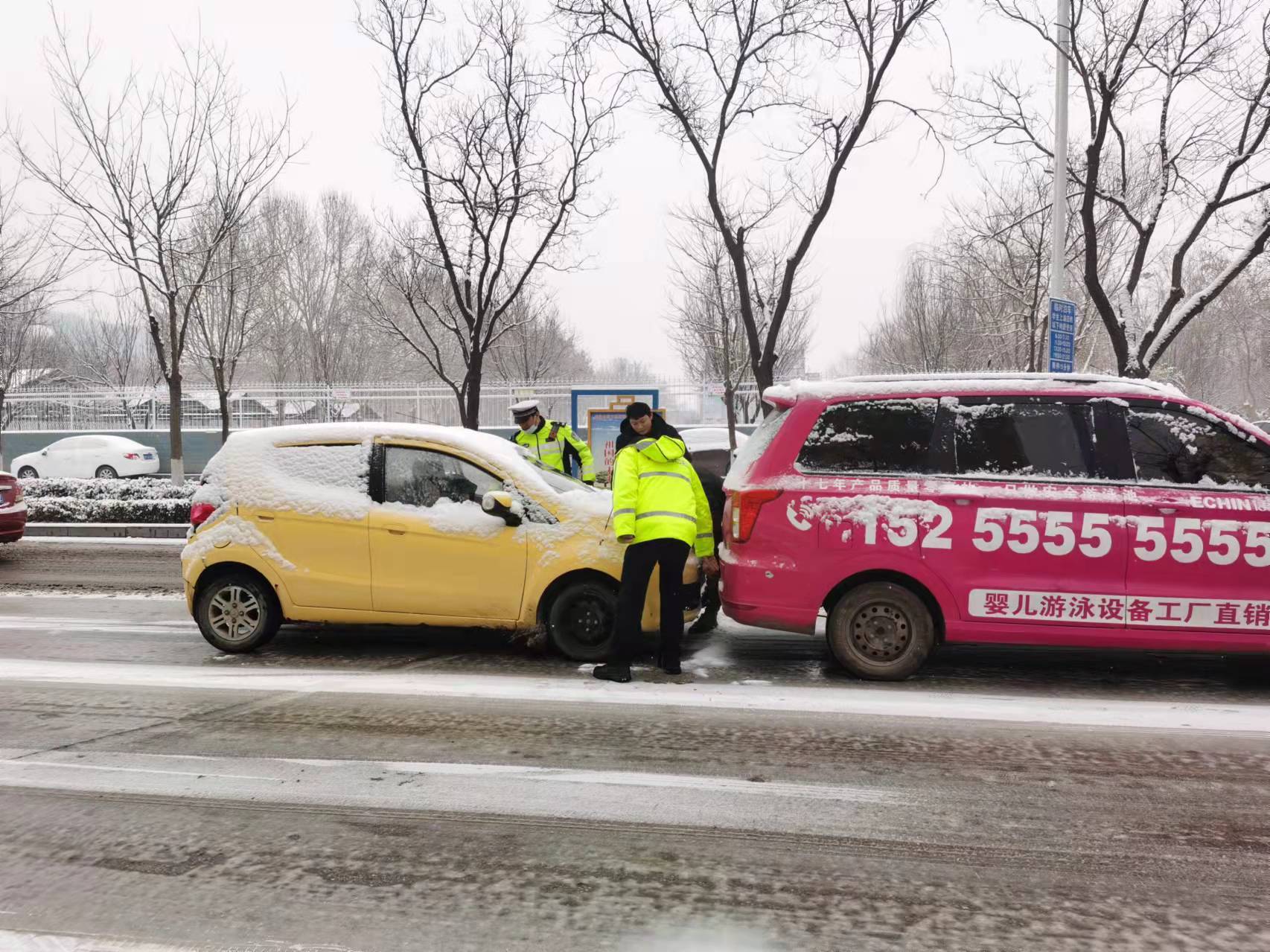 組圖｜以“雪”為令 山東交警全員上路保道路通暢