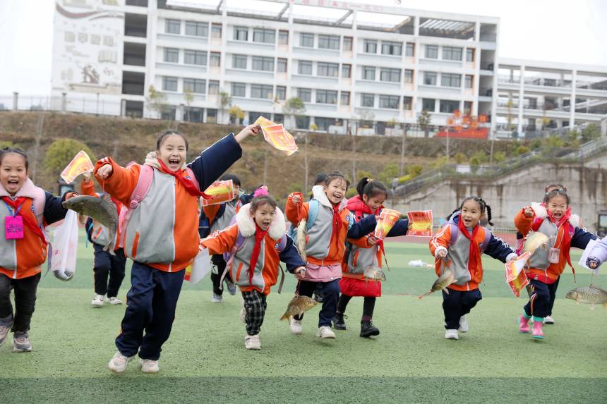 拎着活鱼回家！广西三江这所小学的奖励让人羡慕了