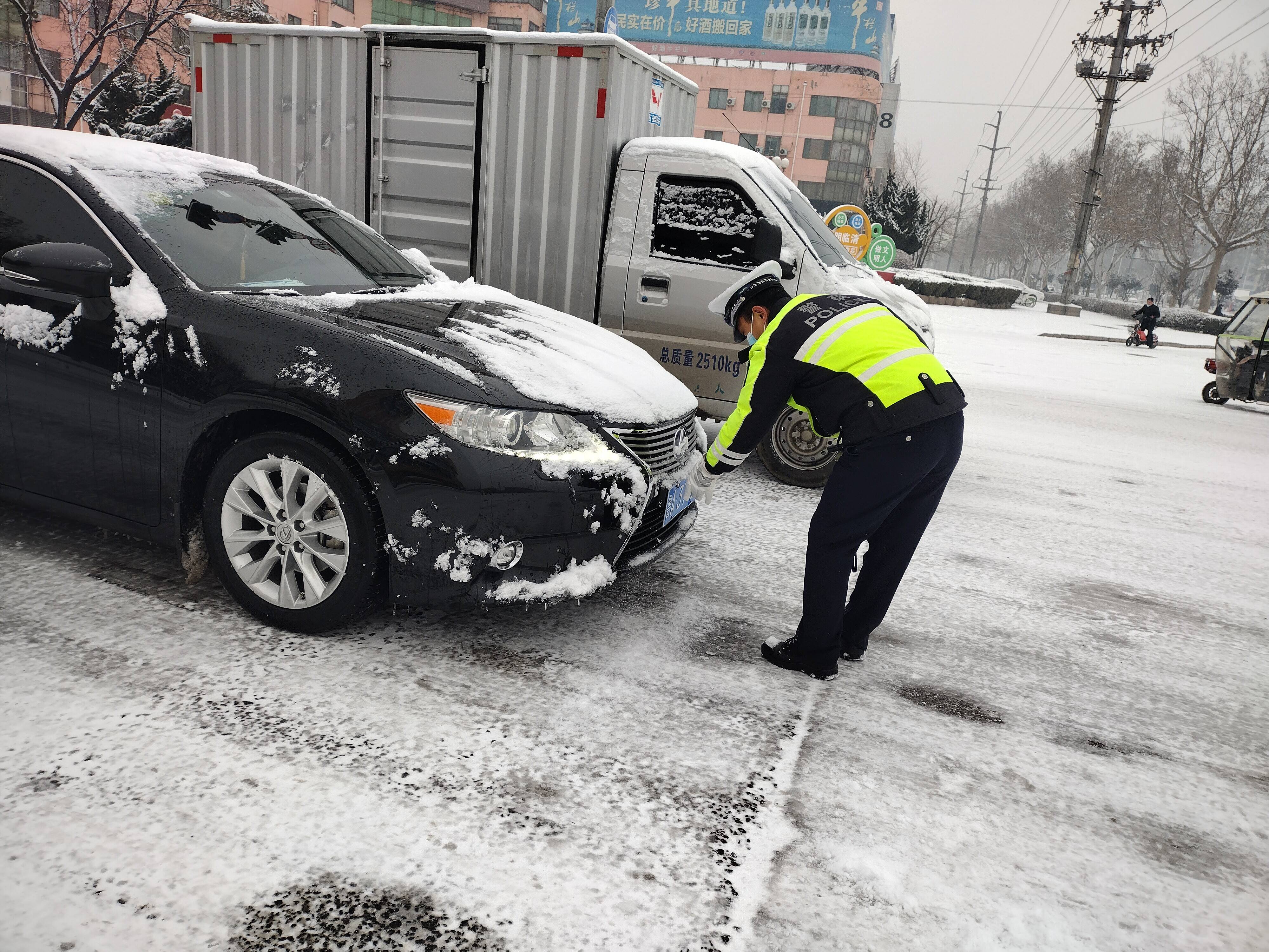 組圖｜以“雪”為令 山東交警全員上路保道路通暢