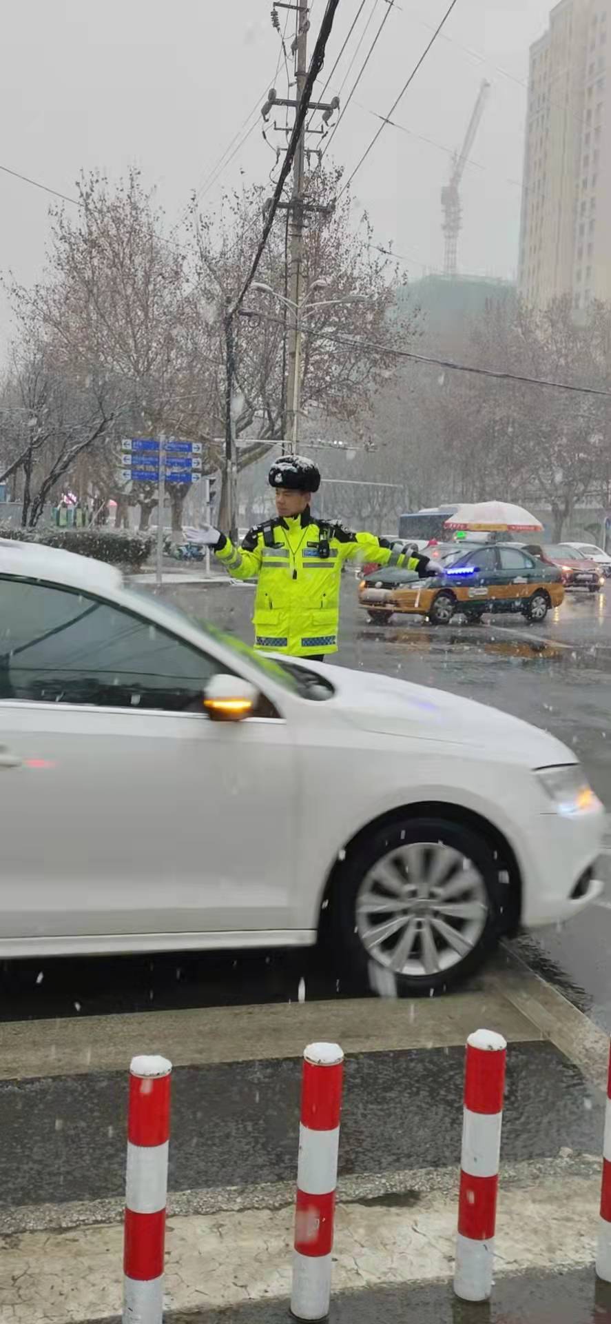 組圖｜以“雪”為令 山東交警全員上路保道路通暢