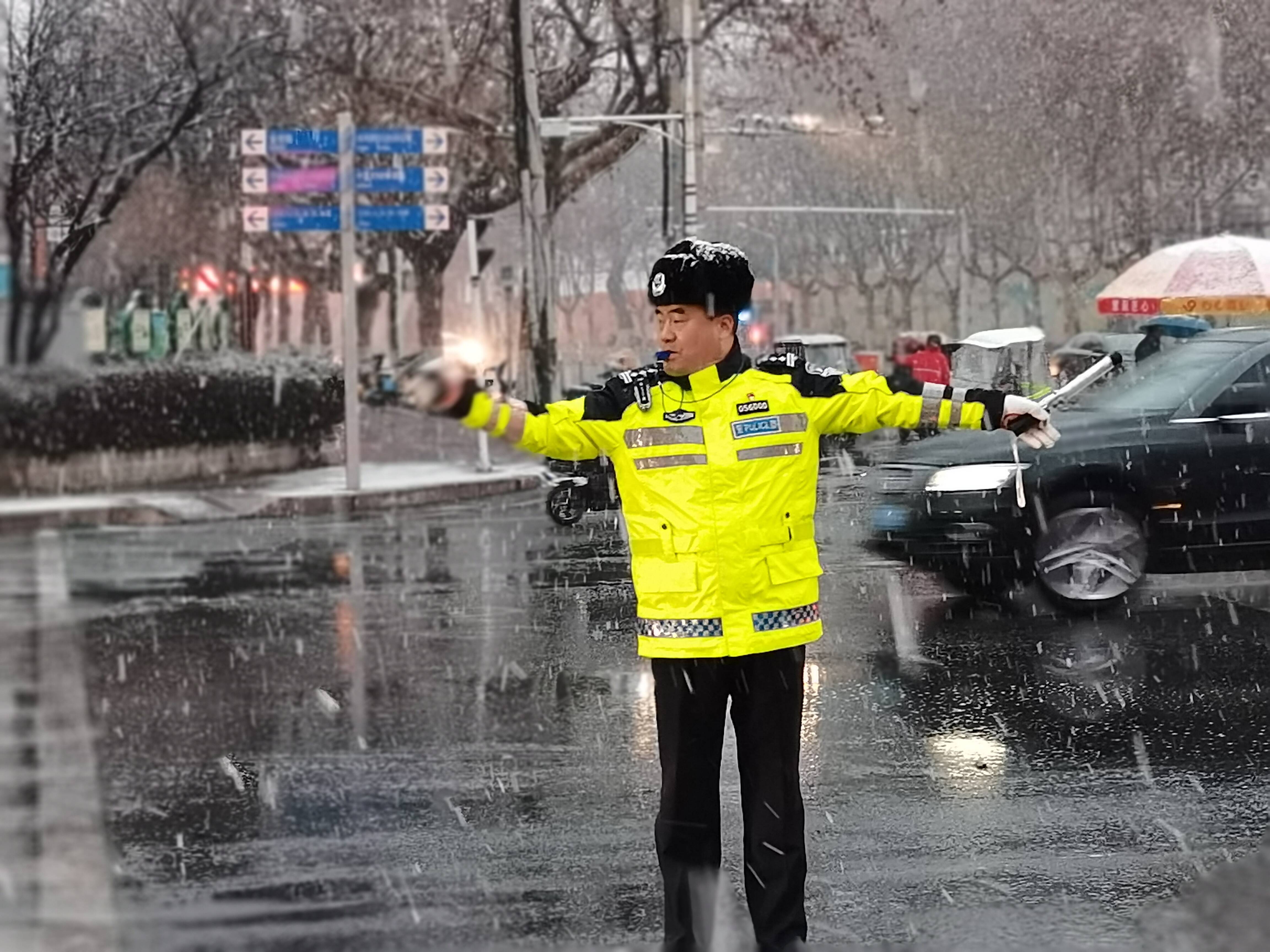 組圖｜以“雪”為令 山東交警全員上路保道路通暢