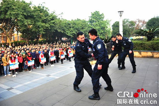 已過審【CRI專稿 標題摘要】重慶公安反恐防暴主題宣傳活動走進高校